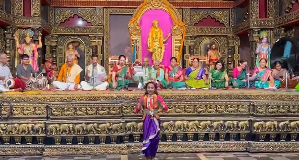 ಉಡುಪಿ ಕೃಷ್ಣಮಠದ ರಾಜಾಂಗಣದಲ್ಲಿ ಸಹಸ್ರಕಂಠ ಗಾಯನ; ಭಕ್ತರಿಗೆ ಸಾಂಸ್ಕೃತಿಕ, ಧಾರ್ಮಿಕ ರಸದೌತಣ - News Karnataka