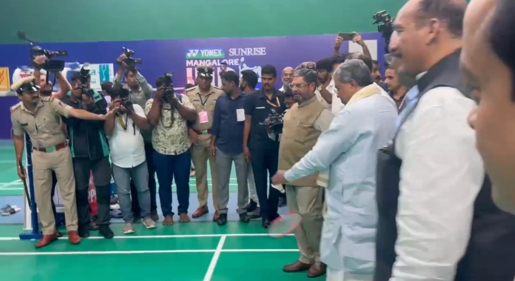 ಮಂಗಳೂರು: ಬ್ಯಾಡ್ಮಿಂಟನ್ ಆಡಿದ ಸಿಎಂ ಸಿದ್ದರಾಮಯ್ಯ - News Karnataka