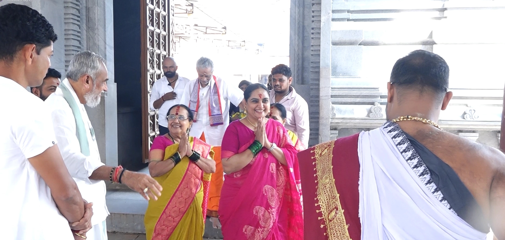 ಕಾಪು ಶ್ರೀ ಹೊಸ ಮಾರಿಗುಡಿ ದೇವಸ್ಥಾನಕ್ಕೆ ನಟಿ ಶ್ರುತಿ ಭೇಟಿ - News Karnataka