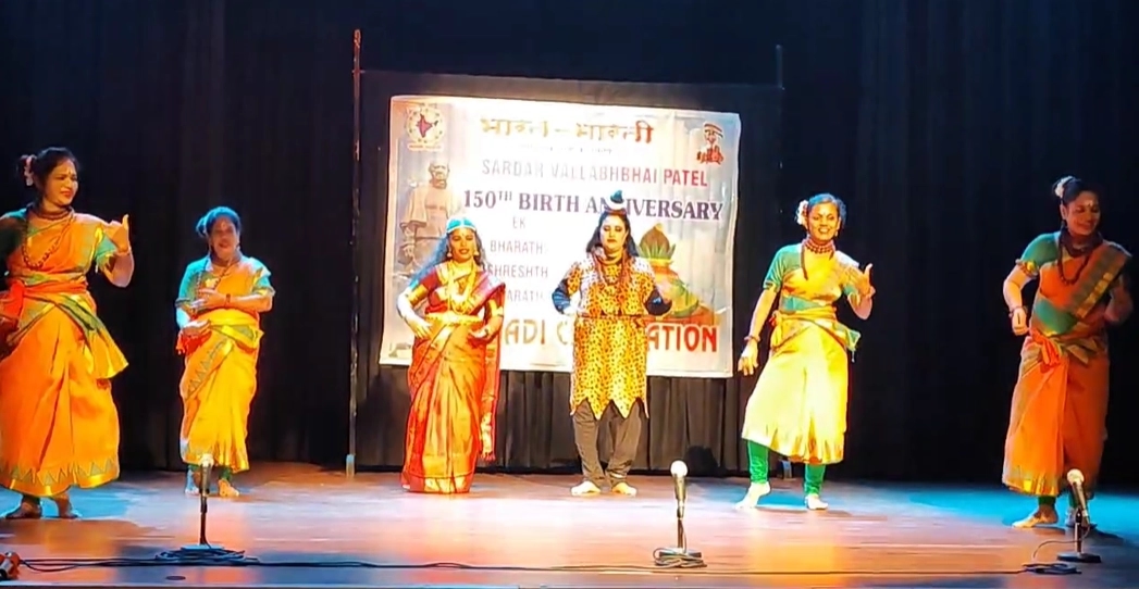 ಶಿವನ ಹಾಡಿಗೆ ಹೆಜ್ಜೆ ಹಾಕಿ ಗಮನ ಸೆಳೆದ ಮಹಿಳಾ ಮಣಿಗಳು: ಶಿವ ಪಾರ್ವತಿಯ ನೃತ್ಯಕ್ಕೆ ಜನರು ಫಿದಾ! - News Karnataka