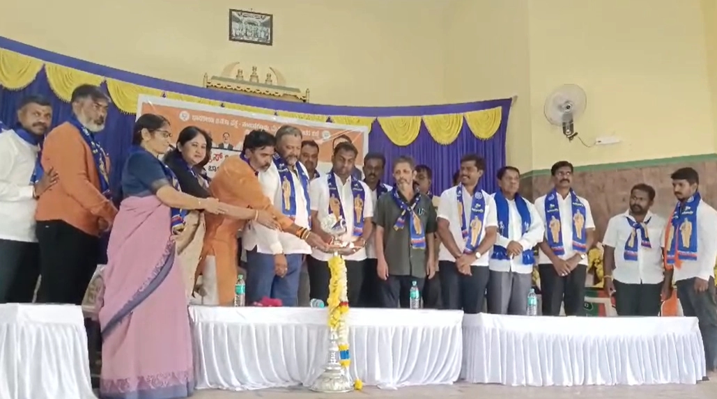 ಕಾಂಗ್ರೆಸ್ ಸುಡುವ ಮನೆ ಎಚ್ಚರ..! ಬಾಬಾ ಸಾಹೇಬರು ಹೀಗೇಕೆ ಹೇಳಿದರು..? ನಂಜನಗೂಡಿನಲ್ಲಿ ಬಿಜೆಪಿಯಿಂದ ವಿಚಾರಗೋಷ್ಠಿ - News Karnataka