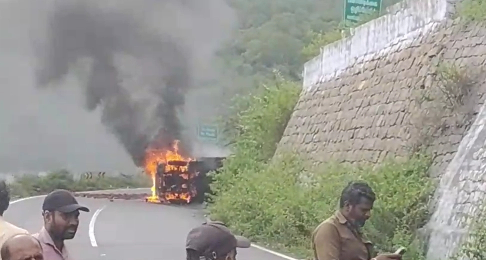 ನಡು ರಸ್ತೆಯಲ್ಲೇ ಹೊತ್ತಿ ಉರಿದ ಪಿಕಪ್ ವಾಹನ - News Karnataka