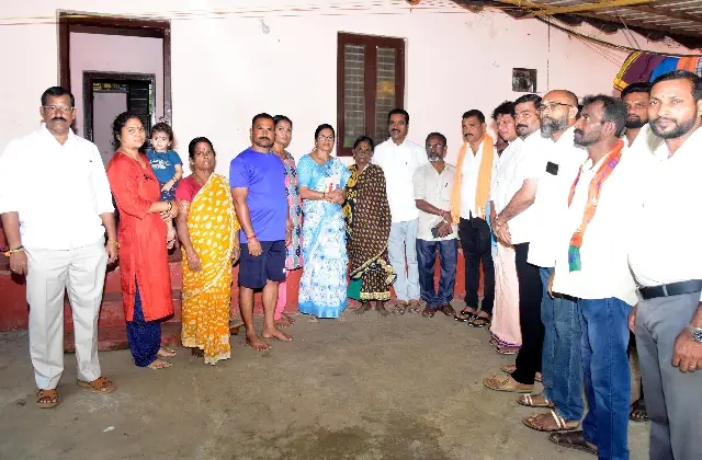 ಮರವೂರಿನ ಕೆಂಜಾರು ಬಳಿ ಗೋವುಗಳ ಕಳೇಬರ ಪತ್ತೆ; ಸ್ಥಳಕ್ಕೆ, ಗೋವನ್ನ ಕಳೆದುಕೊಂಡವರ ಮನೆಗೆ ವಿಶ್ವ ಹಿಂದೂ ಪರಿಷತ್ ಪ್ರಮುಖರು ಭೇಟಿ - News Karnataka