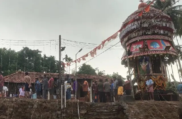 ಉಡುಪಿ: ಸುಂಟರಗಾಳಿಯ ಹೊಡೆತಕ್ಕೆ ಧರೆಗುರುಳಿದ ಪುತ್ತಿಗೆ ದೇವಸ್ಥಾನದ ಧ್ವಜಸ್ತಂಭ - News Karnataka