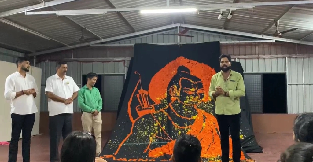 ಕೇಸರಿ ಬಟ್ಟೆಯ ಕೊಲಾಜ್ ನಲ್ಲಿ ಮೂಡಿಬಂದ ಶ್ರೀರಾಮ - News Karnataka
