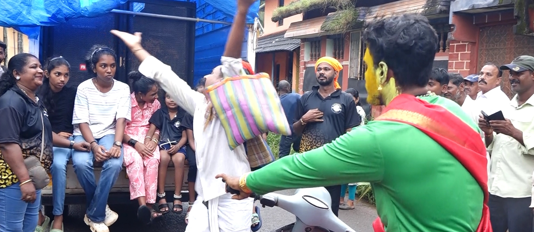 ಕಟಪಾಡಿ ಗಣೇಶ ವಿಸರ್ಜನೆ ಮೆರವಣಿಗೆಯಲ್ಲಿ ಗಮನ ಸೆಳೆದ "ಸು ಫ್ರಮ್ ಸೋ" ಚಿತ್ರದ ಬಾವ, ಗುರೂಜಿ, ಸುಲೋಚನ - News Karnataka