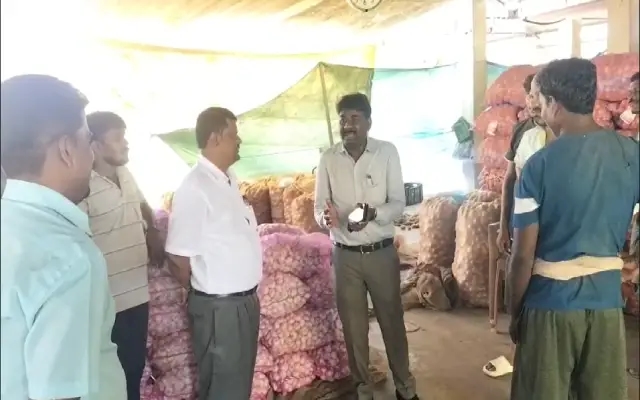 ಉಡುಪಿ ಎಪಿಎಂಸಿಯಲ್ಲಿ ನಿಷೇಧಿತ ಚೀನಿ ಬೆಳ್ಳುಳ್ಳಿ ಮಾರಾಟ : ಅಧಿಕಾರಿಗಳಿಂದ ದಾಳಿ - News Karnataka
