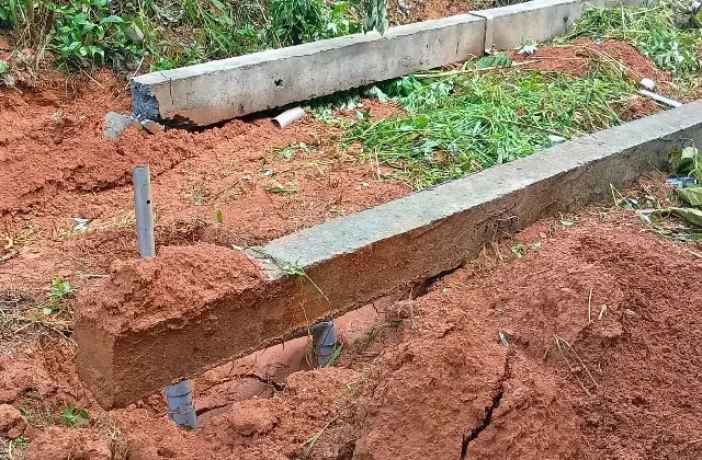 ಪುತ್ತೂರು: ಎರಡನೇ ದಿನದಲ್ಲಿ ಧರೆಗೆ ಉರುಳಿದ ಮೆಸ್ಕಾಂ ಗುತ್ತಿಗೆದಾರರು ಹಾಕಿದ ಕಂಬ! - News Karnataka