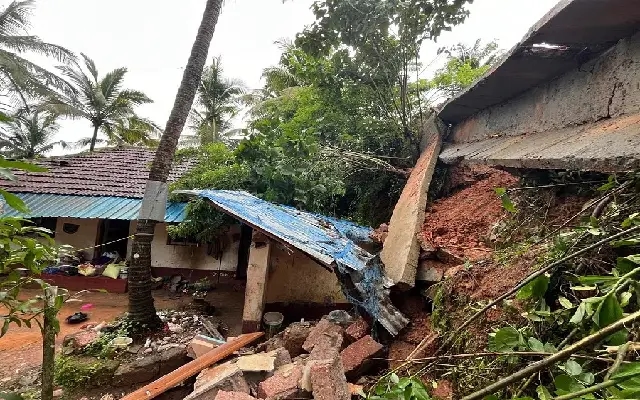 ಕರಾವಳಿಯಲ್ಲಿ ಮಳೆಯ ಅಬ್ಬರ : ತಡೆಗೋಡೆ ಕುಸಿದು ಮನೆಗೆ ಹಾನಿ - News Karnataka