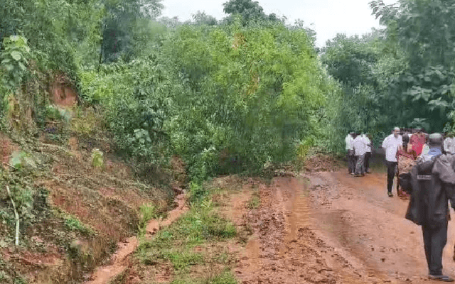 ಪುತ್ತೂರು – ಬೇರಿಕೆಯಲ್ಲಿ ರಸ್ತೆಗೆ ಕುಸಿದ ಗುಡ್ಡ; ರಸ್ತೆ ಸಂಪರ್ಕ ಕಡಿತ - News Karnataka