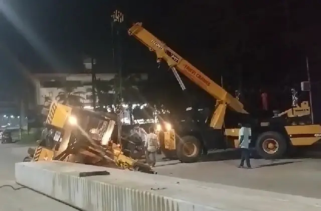 ಉಡುಪಿ: ರೈಲ್ವೆ ಸೇತುವೆ ಕಾಮಗಾರಿ ವೇಳೆ ತಲೆಕೆಳಗಾಗಿ ಬಿದ್ದ ಕ್ರೈನ್! - News Karnataka