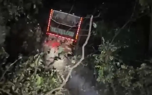 ಖಾಸಗಿ ಬಸ್ ಪ್ರಪಾತಕ್ಕೆ ಬಿದ್ದು ಚಾಲಕ ಮೃತ್ಯು - News Karnataka
