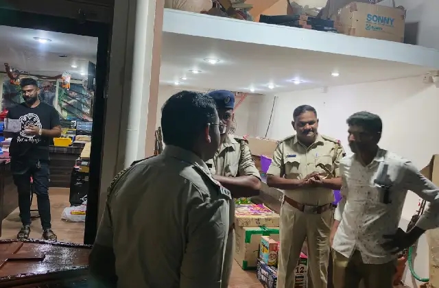 ಅಕ್ರಮ ಪಟಾಕಿ ದಾಸ್ತಾನು ಕೇಂದ್ರಕ್ಕೆ ಪೊಲೀಸರ ದಾಳಿ: 40 ಕೆ.ಜಿ. ಪಟಾಕಿ ವಶ - News Karnataka