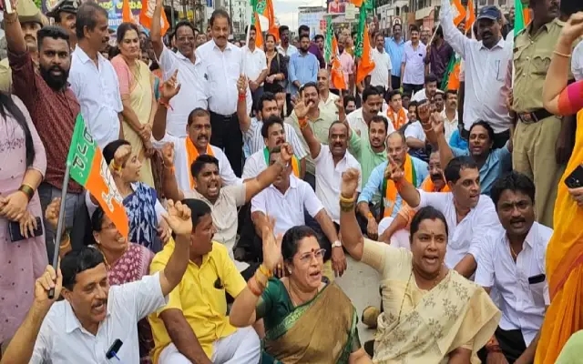 ಮುಖ್ಯಮಂತ್ರಿ ಸಿದ್ದರಾಮಯ್ಯ ರಾಜೀನಾಮೆಗೆ ಆಗ್ರಹಿಸಿ ರಸ್ತೆತಡೆದು ಬಿಜೆಪಿ ಪ್ರತಿಭಟನೆ - News Karnataka