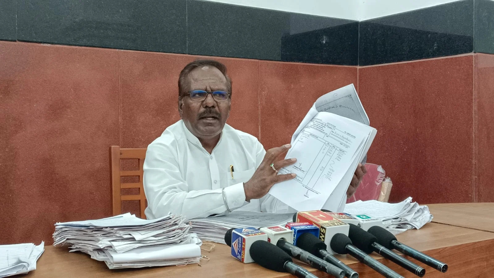 ದೇವರಸನಹಳ್ಳಿ ಗ್ರಾ.ಪಂನಲ್ಲಿ 2 ಕೋಟಿ ಹಗರಣ: ತನಿಖೆ ನಡೆಸುವಂತೆ ಮಾಜಿ ಸದಸ್ಯ ಮಹದೇವ್ ಆಗ್ರಹ - News Karnataka