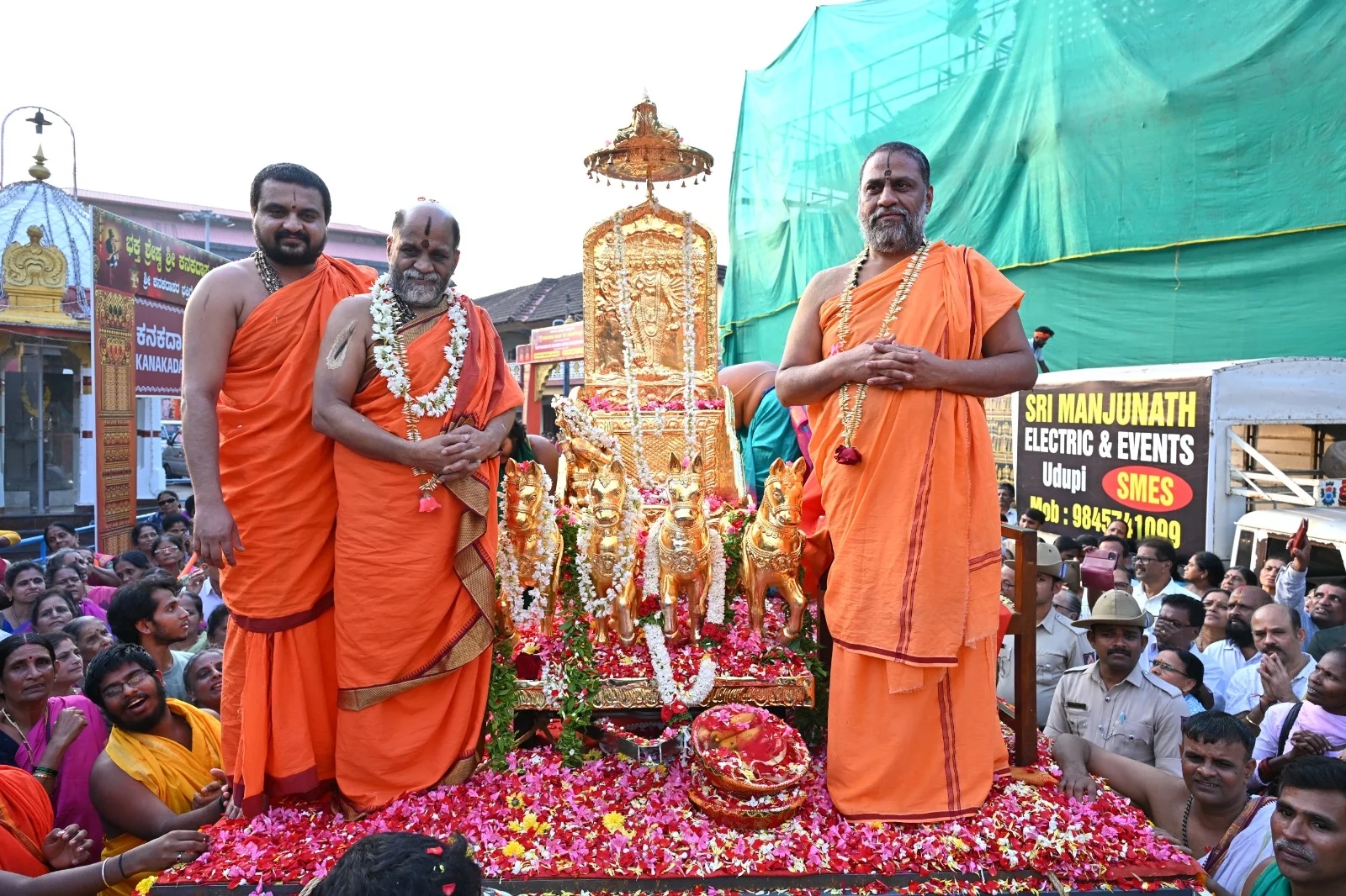 ಉಡುಪಿ ಶ್ರೀಕೃಷ್ಣನಿಗೆ ಪಾರ್ಥಸಾರಥಿ ಸುವರ್ಣ ರಥ ಸಮರ್ಪಣೆ - News Karnataka