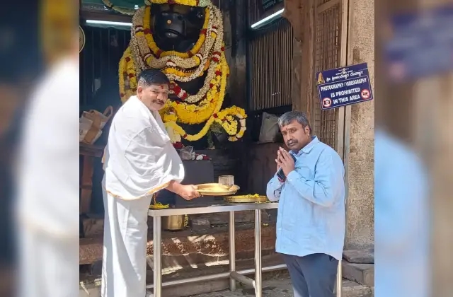 ನಂಜುಂಡೇಶ್ವರನ ದರ್ಶನ ಪಡೆದ ರಾಜ್ಯ ಜೈವಿಕ ಇಂಧನ ಅಭಿವೃದ್ಧಿ ಸಮಿತಿ ಅಧ್ಯಕ್ಷ ಸುಧೀಂದ್ರ - News Karnataka