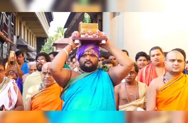 ಉಡುಪಿಯ ಶ್ರೀಕೃಷ್ಣನಿಗೆ ಚಿನ್ನದ ಭಗವದ್ಗೀತೆ ಸಮರ್ಪಣೆ - News Karnataka