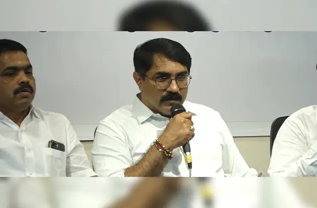 ಮಂಗಳೂರು: ʼರಾಜ್ಯ ಸರ್ಕಾರ ನೇಮಿಸಿದ ಇಬ್ಬರು ದಕ್ಷ ಪೊಲೀಸ್ ಅಧಿಕಾರಿಗಳನ್ನು ಯಾವುದೇ ಕಾರಣಕ್ಕೂ ವರ್ಗಾವಣೆ ಮಾಡಲ್ಲʼ - News Karnataka