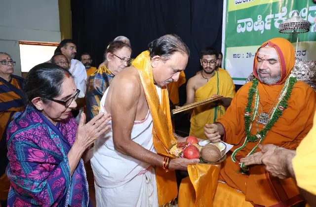 ಶ್ರೀ ರಾಘವೇಶ್ವರ ಭಾರತೀ ಸ್ವಾಮೀಜಿಯ ಆಶೀರ್ವಾದ ಪಡೆದ ಮಾಜಿ ಕ್ರಿಕೆಟ್ ಆಟಗಾರರಾದ ಎ. ರಘುರಾಮ್ ಭಟ್ - News Karnataka
