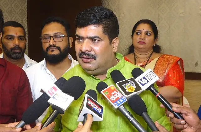 ಮಾಜಿ ಸಚಿವ ರಮಾನಾಥ್ ರೈ ಕೇಸರಿ ಬಗ್ಗೆ ತನ್ನ ಅಲರ್ಜಿಯನ್ನ ತೋರಿಸಿಕೊಂಡಿದ್ದಾರೆ ; ಶಾಸಕ ವೇದವ್ಯಾಸ್ ಕಾಮತ್ - News Karnataka