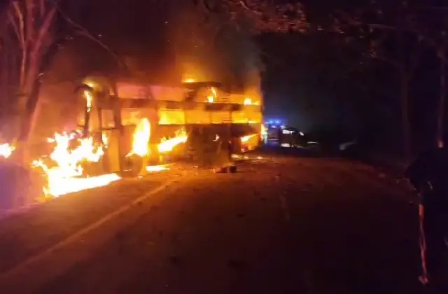 ಶಿವಮೊಗ್ಗದಲ್ಲಿ ಹೊತ್ತಿ ಉರಿದ ಖಾಸಗಿ ಸ್ಲೀಪರ್ ಬಸ್! - News Karnataka