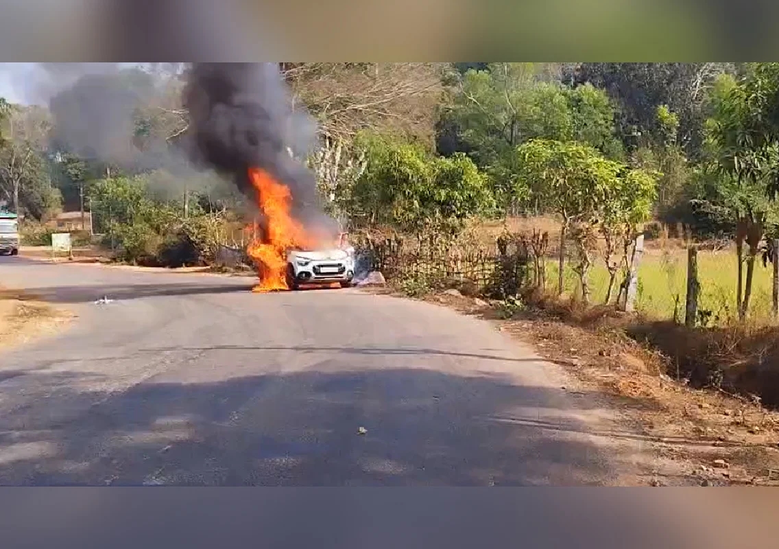 ಕುಂದಾಪುರ: ಚಲಿಸುತ್ತಿದ್ದ ಕಾರಿನಲ್ಲಿ ಆಕಸ್ಮಿಕ ಬೆಂಕಿ: ನೋಡು ನೋಡುತ್ತಿದ್ದಂತೆ ಸುಟ್ಟು ಕರಕಲಾದ ಕಾರು! - News Karnataka