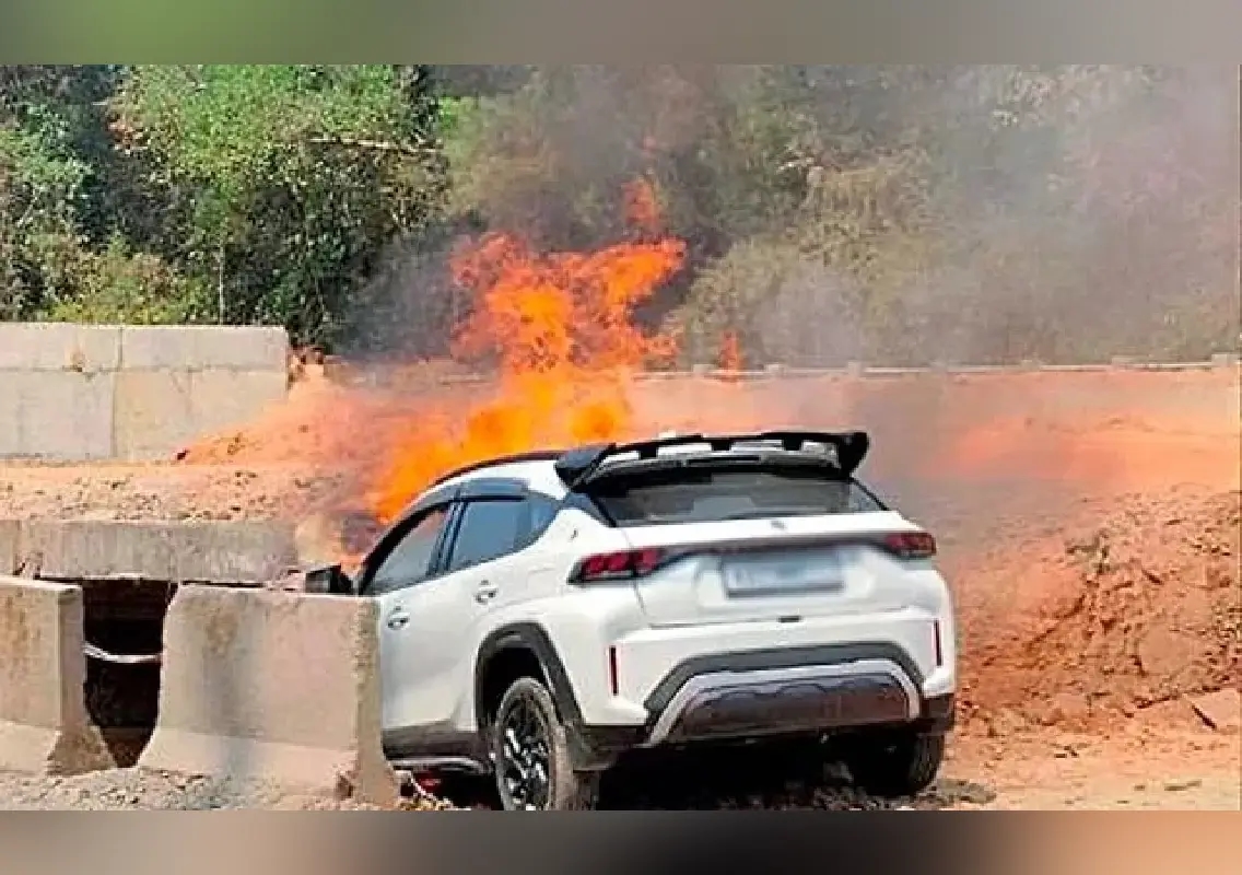 ಮೋರಿಗೆ ಢಿಕ್ಕಿಯಾಗಿ ಹೊತ್ತಿ ಉರಿದ ಕಾರು; ಅದೃಷ್ಟವಶಾತ್ ಪ್ರಯಾಣಿಕರು ಪಾರು - News Karnataka