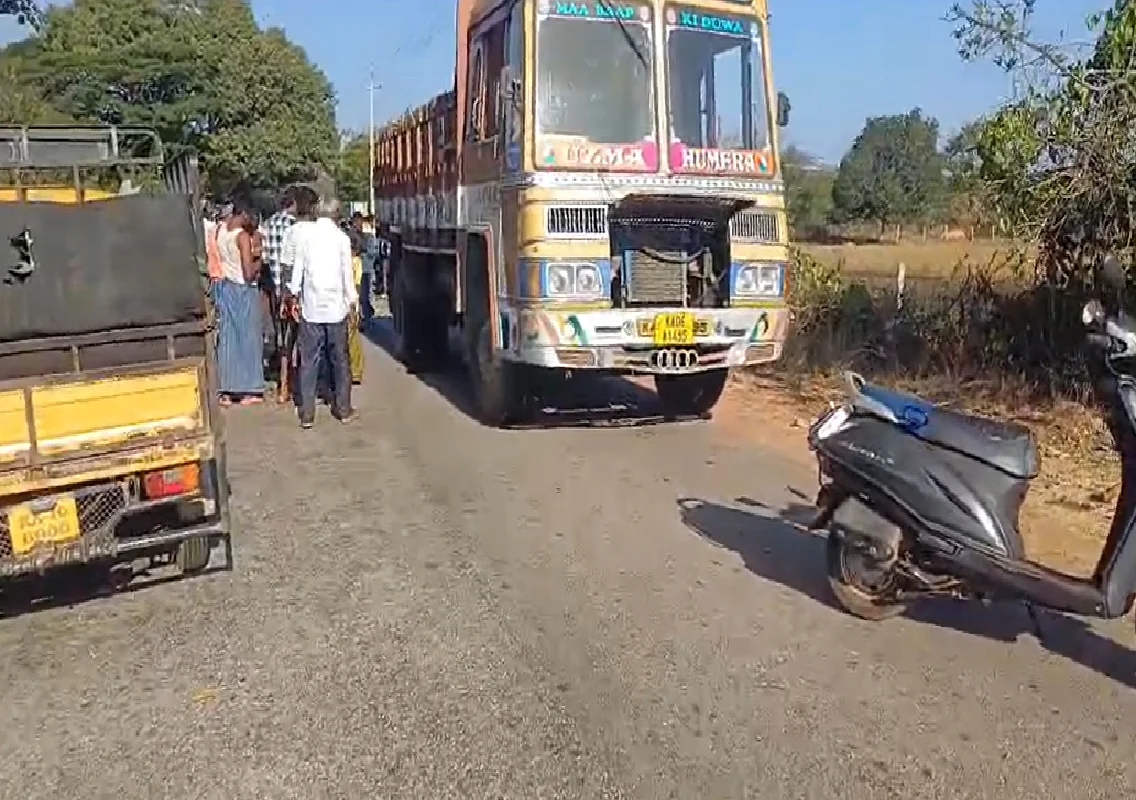 ಬೈಕ್, ಗೊಬ್ಬರದ ಲಾರಿ ನಡುವೆ ಭೀಕರ ಅಪಘಾತ, ಸ್ಥಳದಲ್ಲಿಯೇ ಇಬ್ಬರ ದುರ್ಮರಣ! - News Karnataka