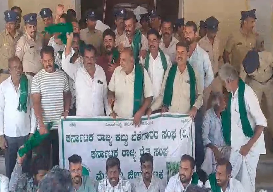 ಮೈಸೂರು :ನಾಲೆಗಳಿಗೆ, ಕೆರೆಕಟ್ಟೆಗಳಿಗೆ ನೀರು ಬಿಡುವಂತೆ ರೈತರಿಂದ ಪ್ರತಿಭಟನೆ! - News Karnataka