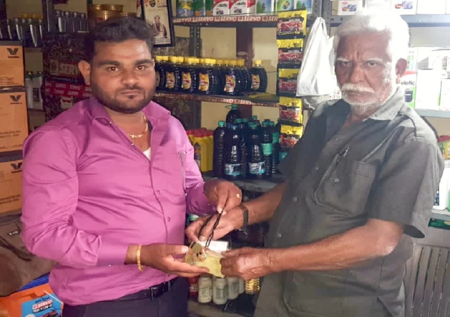 ಚಿನ್ನಾಭರಣವಿದ್ದ ಪರ್ಸ್ ಹಿಂದಿರುಗಿಸಿ ಮಾನವೀಯತೆ ಮೆರೆದ ಉದ್ಯಮಿ! - News Karnataka