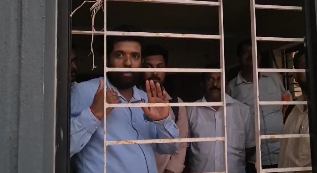 ಕಾಪು ಪುರಸಭೆ ಕಟ್ಟಡಕ್ಕೆ ಬೀಗ ಹಾಕಿ ಹೋದ ನೌಕರ: ಸಿಬ್ಬಂದಿ ಒಳಗೆಯೇ ಲಾಕ್! - News Karnataka