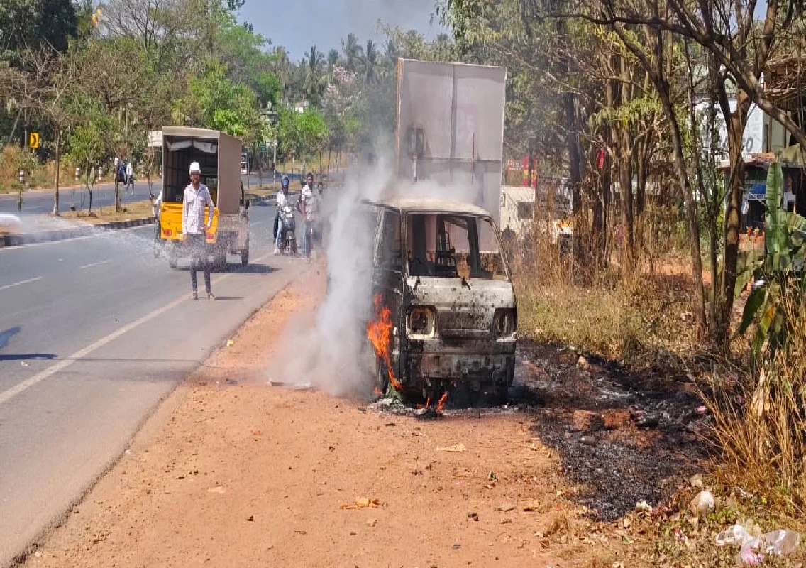 ಚಲಿಸುತ್ತಿದ್ದ ಓಮ್ನಿ ಕಾರಿನಲ್ಲಿ ದಿಢೀರ್ ಬೆಂಕಿ ; ರಿಪೇರಿ ಮಾಡಿ ಹೋಗುತ್ತಿದ್ದಾಗಲೇ ಅವಘಡ - News Karnataka