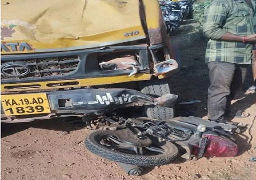 ಬೈಕ್, ಟಿಪ್ಪರ್ ಲಾರಿ ಮುಖಾಮುಖಿ ಡಿಕ್ಕಿ – ಬೈಕ್ ಸವಾರ ಗಂಭೀರ - News Karnataka