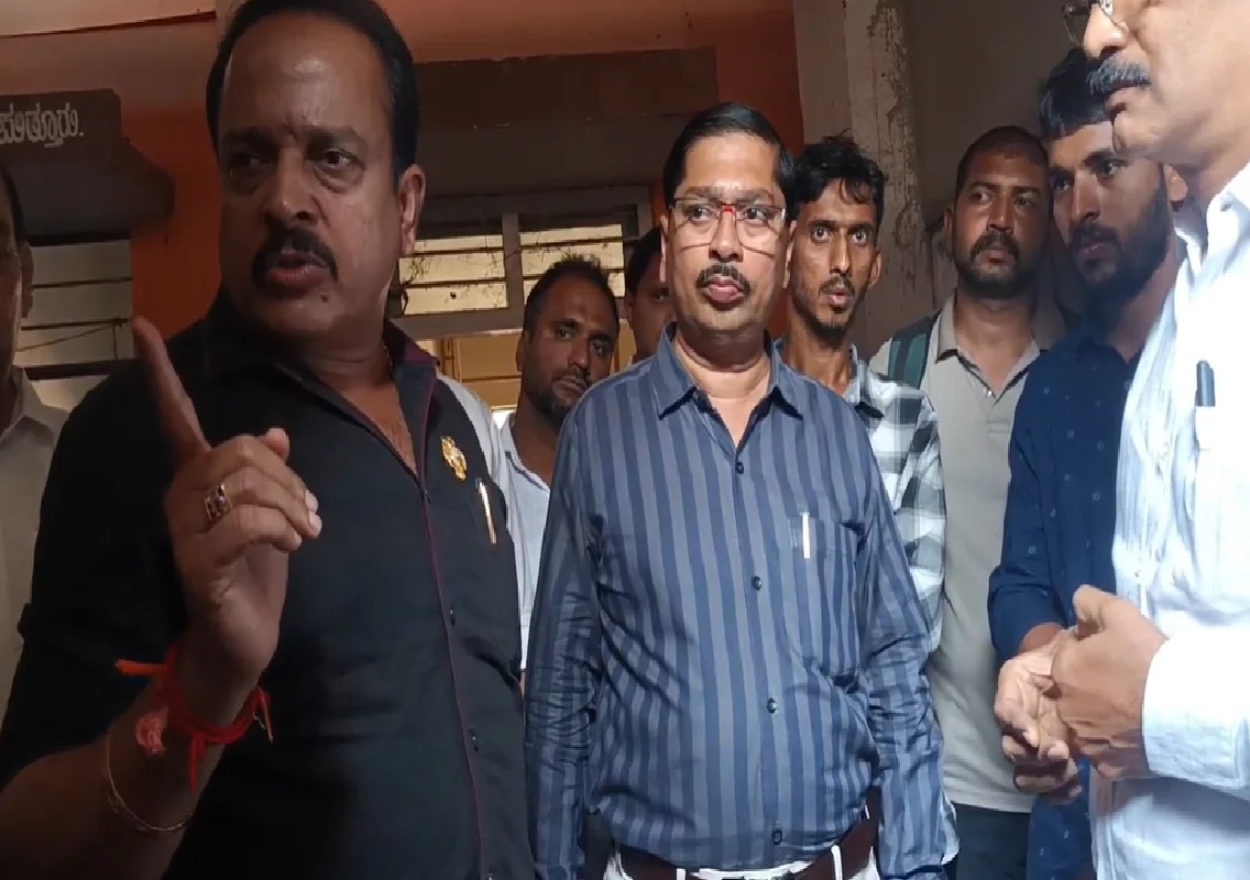 ಪುತ್ತೂರು: ಆಸ್ಪತ್ರೆ ಕಾಮಗಾರಿ ಹಿನ್ನೆಲೆ ಸರಕಾರಿ ಮಹಿಳಾ ಪದವಿ ಕಾಲೇಜು ತರಗತಿಗಳಲ್ಲಿ ಧೂಳು, ವಿದ್ಯಾರ್ಥಿಗಳಿಂದ ಪ್ರತಿಭಟನೆ - News Karnataka