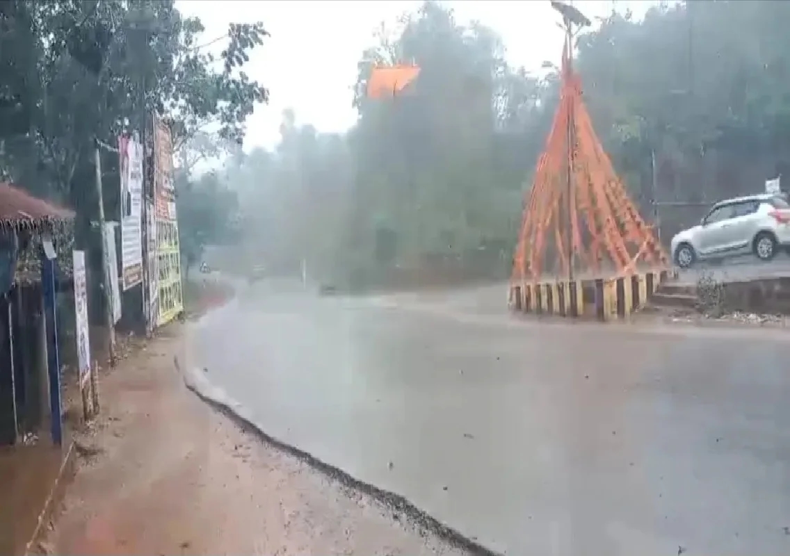 ಪುತ್ತೂರಿನಲ್ಲಿ ಸುಡುವ ಬಿಸಿಲಿನ ನಡುವೆ ಅಲ್ಲಲ್ಲಿ ಭಾರಿ ಮಳೆ! - News Karnataka