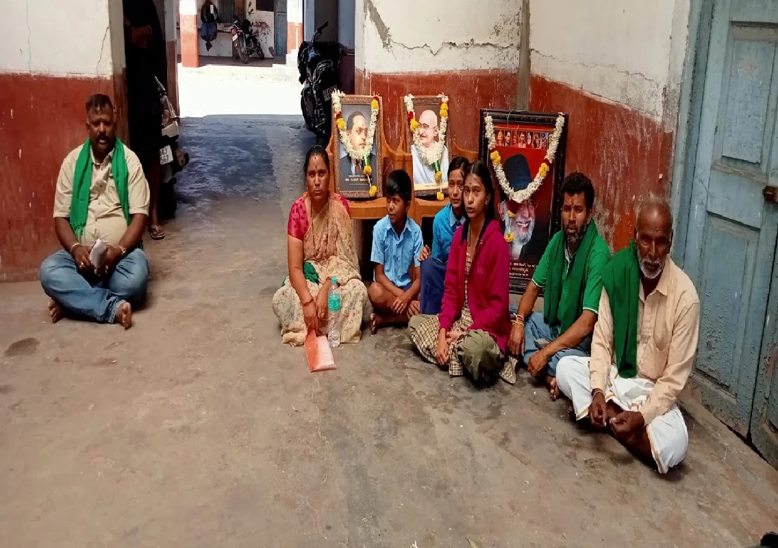 ತಹಶೀಲ್ದಾರ್ ಬರೆದ ಅತೀ ಜರೂರು ಪತ್ರಕ್ಕೆ ಡೋಂಟ್ ಕೇರ್, ಕಂದಾಯ ಅಧಿಕಾರಿಗಳ ಕಛೇರಿ ಮುಂದೆ ಕುಟುಂಬ ಪ್ರತಿಭಟನೆ! - News Karnataka