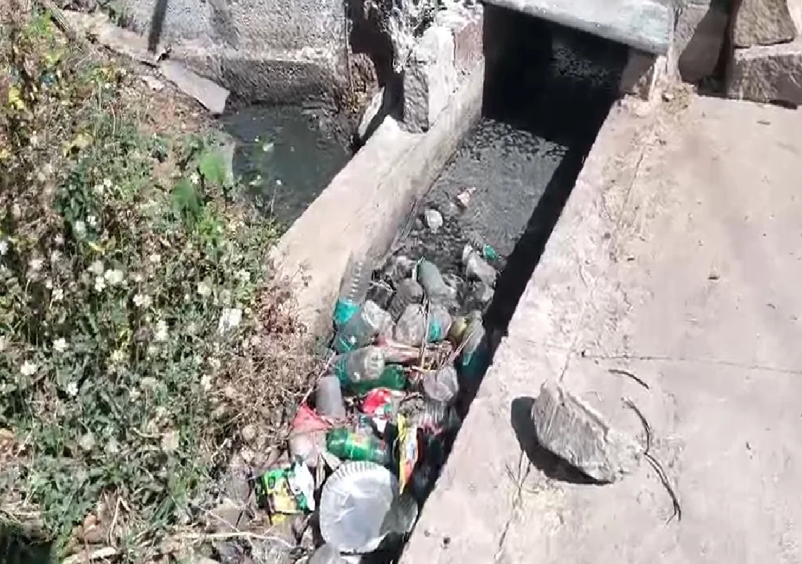 ಗಬ್ಬೆದ್ದು ನಾರುತ್ತಿರುವ ಚರಂಡಿಗಳು, ವರ್ಷಗಳೇ ಉರುಳಿದರೂ ಸ್ವಚ್ಚತೆ ಕಾಣದ ಬ್ಯಾಳಾರಹುಂಡಿ ಗ್ರಾಮ! - News Karnataka