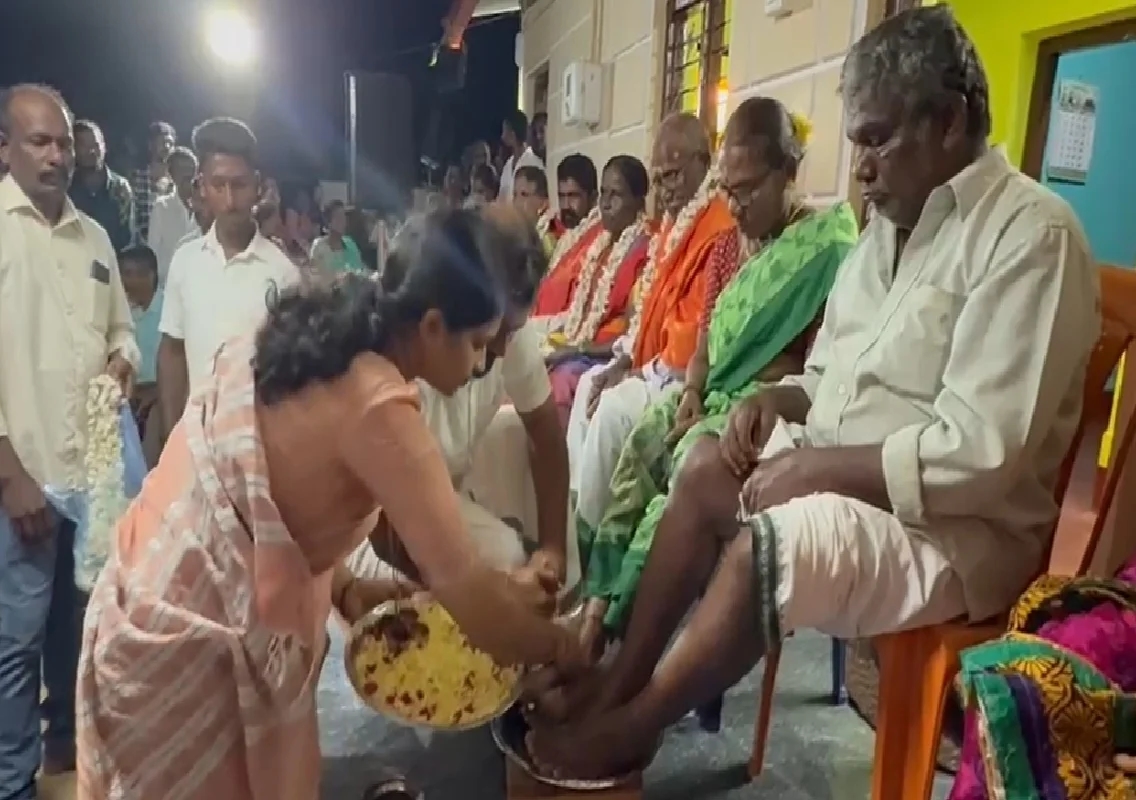 ಶಾಸಕ ಗುರುರಾಜ್ ಗಂಟಿಹೊಳೆ ಅವರಿಂದ ದಲಿತ ದಂಪತಿಯ ಪಾದಪೂಜೆ - News Karnataka