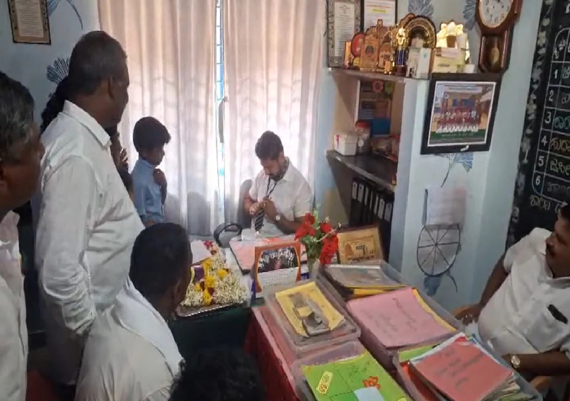 ಮಕ್ಕಳೊಂದಿಗೆ ಸ್ಕೂಲ್ "ಟೈ" ಧರಿಸಿ ಖುಷಿ ಪಟ್ಟ ಶಾಸಕ ದರ್ಶನ್ ಧ್ರುವನಾರಾಯಣ್ - News Karnataka