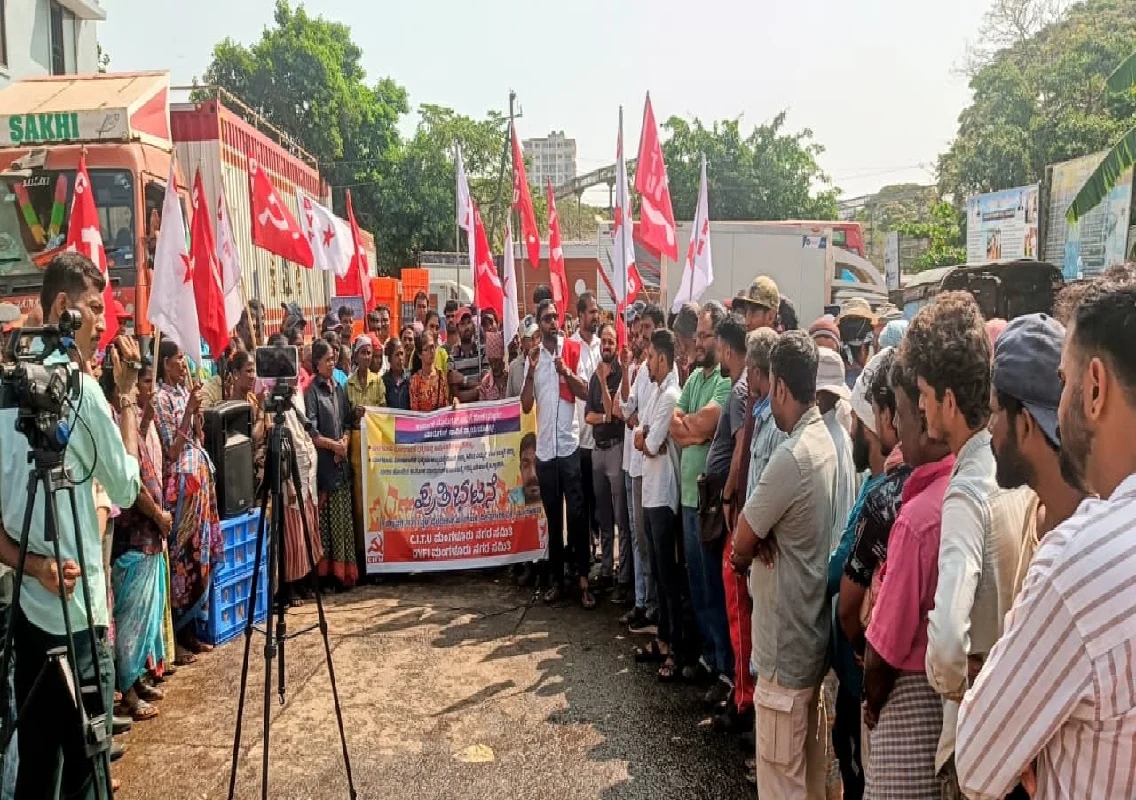 ಮೀನುಗಾರಿಕಾ ದಕ್ಕೆಯ ಕಾರ್ಮಿಕ ಮುರುಗನ್ ಸಾವು – ನ್ಯಾಯಕ್ಕಾಗಿ ಹಾಗೂ 25 ಲಕ್ಷ ರೂ. ಪರಿಹಾರಕ್ಕಾಗಿ ಒತ್ತಾಯಿಸಿ ಪ್ರತಿಭಟನೆ - News Karnataka