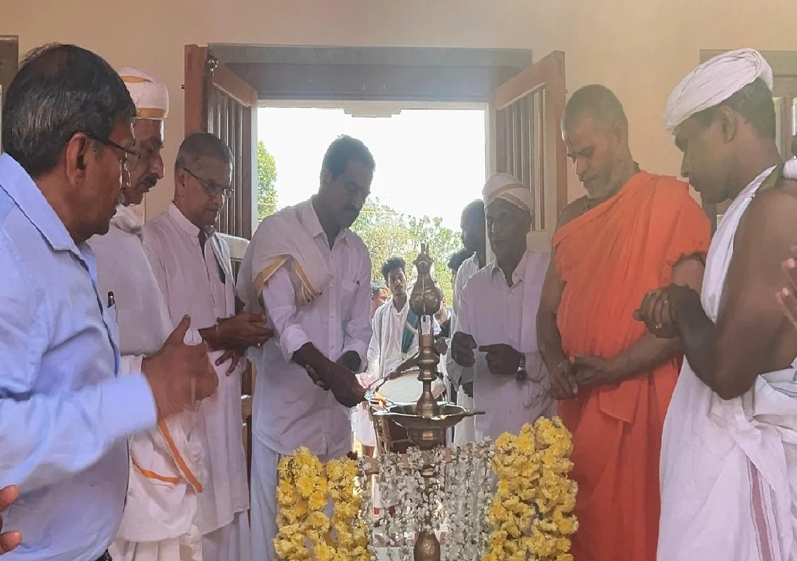 ಚಂದ್ರಶಾಲೆ ಕೇವಲ ಅಲಂಕಾರವಲ್ಲ, ಅದು ಜ್ಞಾನ ಮತ್ತು ಪ್ರಕಾಶದ ಸಂಕೇತ: ವಜ್ರದೇಹಿ ಸ್ವಾಮೀಜಿ - News Karnataka
