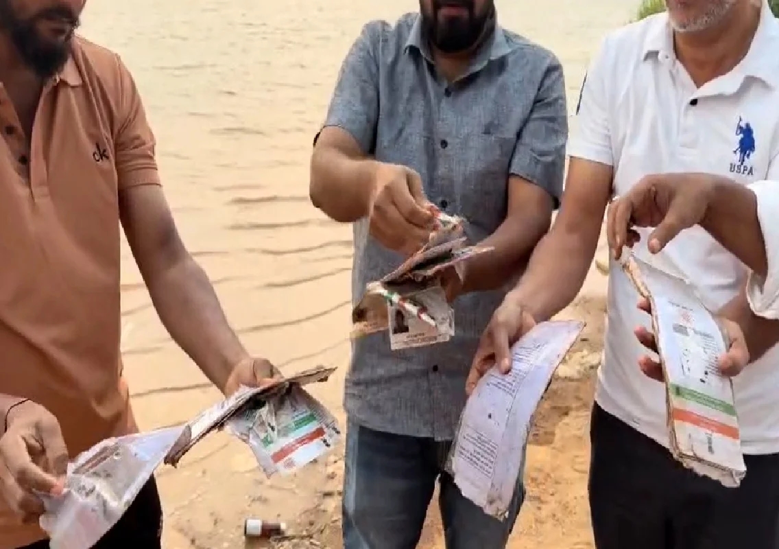 ನೇತ್ರಾವತಿ ನದಿ ತೀರದಲ್ಲಿ ರಾಶಿ ರಾಶಿ ಆಧಾರ್ ಕಾರ್ಡ್ ಪತ್ತೆ, ತನಿಖೆಗೆ ಸ್ಪೀಕರ್ ಯು.ಟಿ. ಖಾದರ್ ಸೂಚನೆ! - News Karnataka