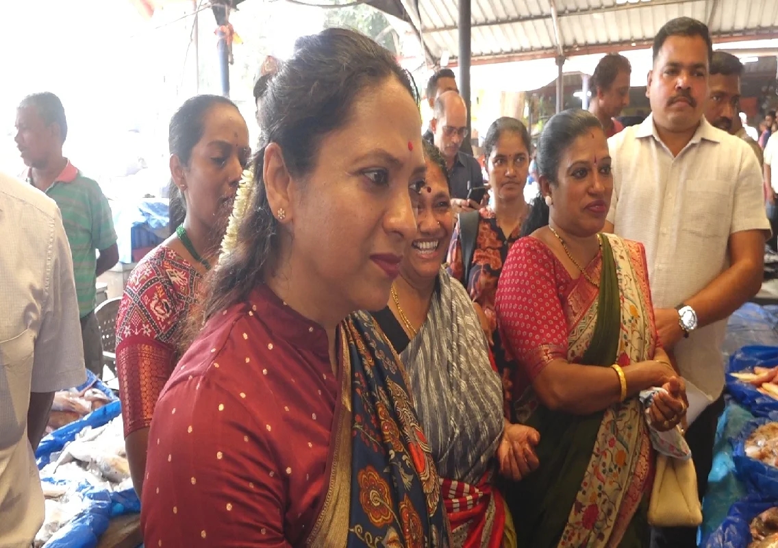 ಸ್ಟೇಟ್ಬ್ಯಾಂಕ್ ಮೀನು ಮಾರುಕಟ್ಟೆಯಲ್ಲಿ ಮೀನುಗಾರರ ಸಮಸ್ಯೆಗಳನ್ನು ಆಲಿಸಿದ ಡಾ. ನಾಗಲಕ್ಷ್ಮಿ ಚೌಧರಿ! - News Karnataka