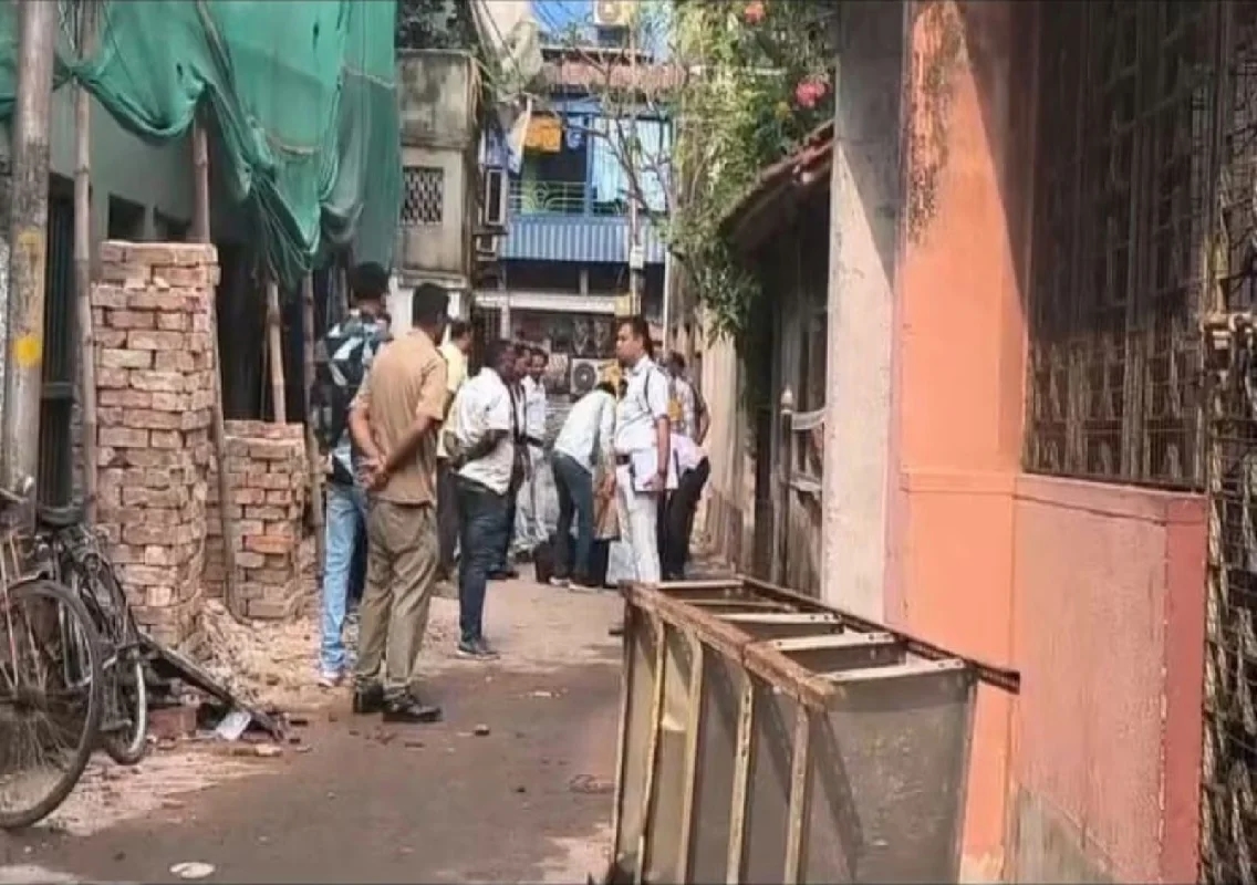 ಕೋಲ್ಕತ್ತಾದ ಪೈಕ್ಪಾರಾದ ಪಾಳುಬಿದ್ದ ಮನೆಯಲ್ಲಿ ಹಲವಾರು ಬಾಂಬ್ಗಳು ಸ್ಫೋಟ! - News Karnataka