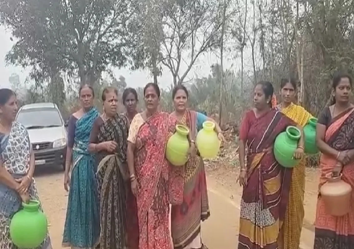 ಕುಡಿಯುವ ನೀರಿಗೆ ಹಾಹಾಕಾರ, ಖಾಲಿ ಬಿಂದಿಗೆ ಪ್ರದರ್ಶಿಸಿ ಮಹಿಳೆಯರ ಆಕ್ರೋಶ! - News Karnataka