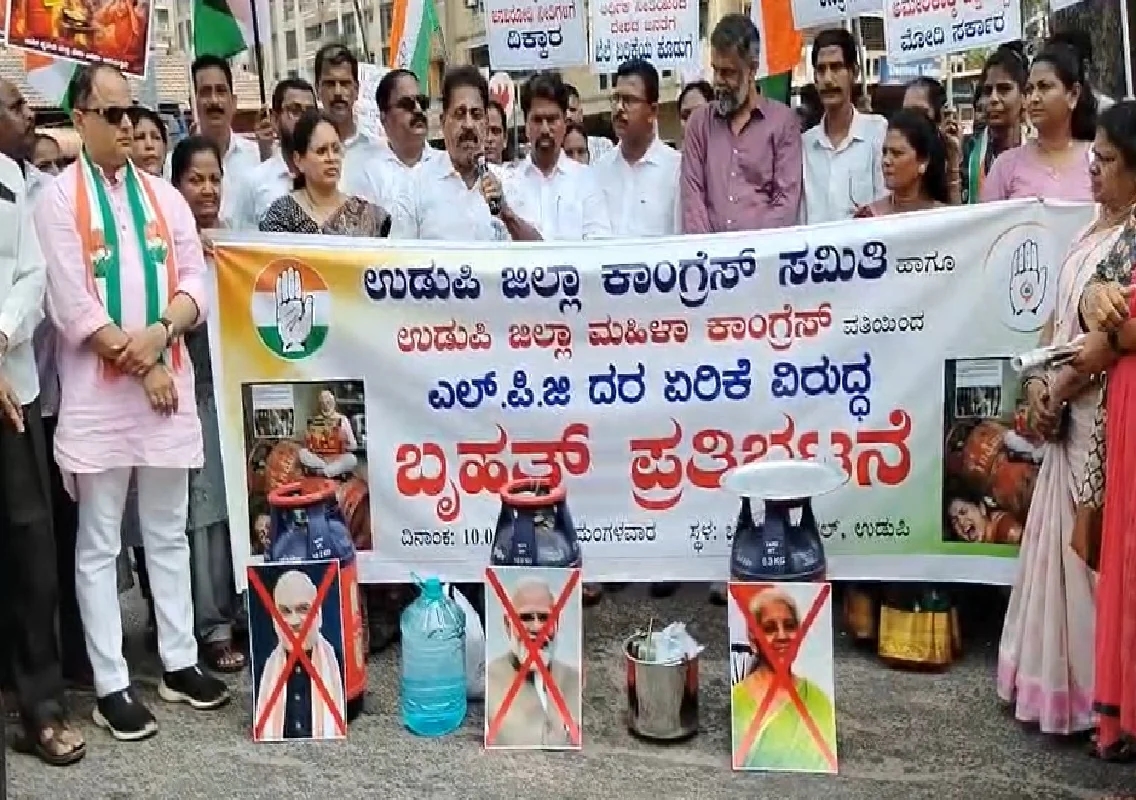 ಉಡುಪಿ: ಗ್ಯಾಸ್ ದರ ಏರಿಕೆ- ಜಿಲ್ಲಾ ಕಾಂಗ್ರೆಸ್ ನಿಂದ ರಸ್ತೆಯಲ್ಲೇ ಚಹಾ ತಯಾರಿಸಿ ಪ್ರತಿಭಟನೆ! - News Karnataka