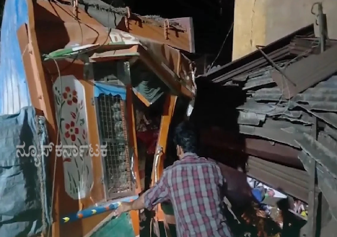 ಗುರುಪುರ ಜಂಕ್ಷನ್ನಲ್ಲಿ ತಪ್ಪಿದ ಭಾರಿ ಅನಾಹುತ; ಬೇಕರಿ ಮತ್ತು ಮೊಬೈಲ್ ಅಂಗಡಿಗೆ ನುಗ್ಗಿದ ಕೆಂಪು ಬಾಕ್ಸೈಟ್ ಲಾರಿ! - News Karnataka