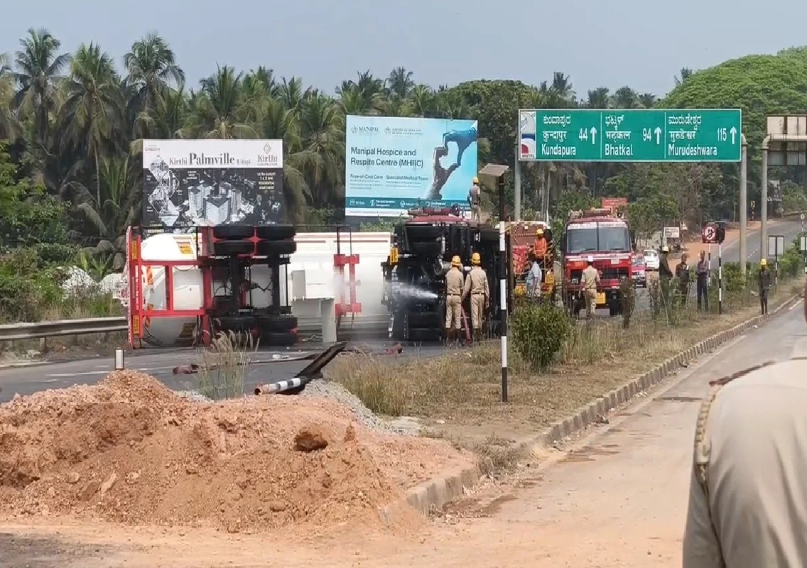 ಕಟಪಾಡಿ: ಗ್ಯಾಸ್ ಟ್ಯಾಂಕರ್ ಪಲ್ಟಿ – ಅನಿಲ ಸೋರಿಕೆ ಹಿನ್ನೆಲೆ ವಾಹನ ಸಂಚಾರಕ್ಕೆ ಬದಲಿ ವ್ಯವಸ್ಥೆ- ಜಿಲ್ಲಾಧಿಕಾರಿ ಆದೇಶ - News Karnataka