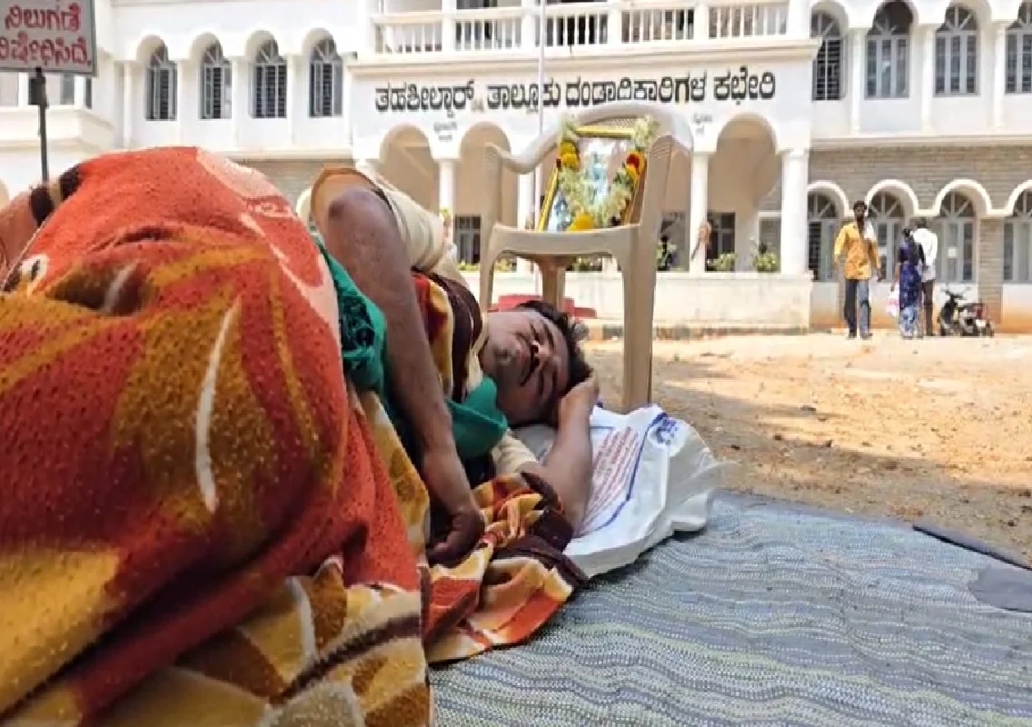 ಮೈಸೂರು: ಕೆ.ಆರ್ ನಗರ ತಾಲ್ಲೂಕು ಆಡಳಿತದ ವಿರುದ್ಧ ನಿದ್ರೆ ಪ್ರತಿಭಟನೆ! - News Karnataka